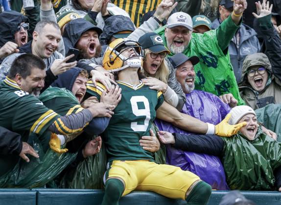 Bilder des Jahres 2024, Sport 10 Oktober Sport Bilder des Tages Green Bay Packers wide receiver Christian Watson celebrates with fans after catching a touchdown pass during the NFL, American Football Herren, USA game between the Arizona Cardinals and the Green Bay Packers at Lambeau Field in Green Bay, Wisconsin, on Sunday, October 13, 2024.  GBW20241013823 TANNENxMAURY