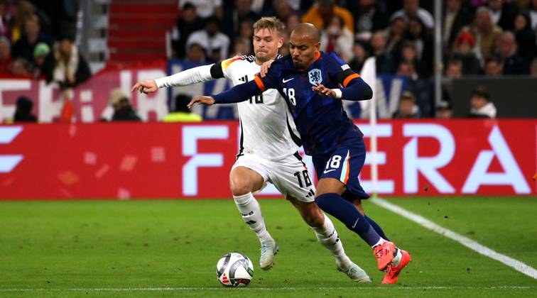 BAU 14.10..2024 München Fußball Länderspiel Deutschland vs. Niederlande, v.l. Maximilian Mittelstädt (GER), Donyell Malen (NED)