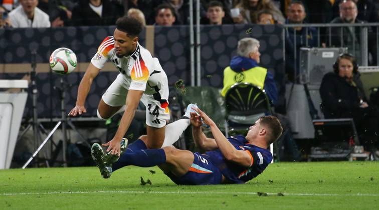 BAU 14.10..2024 München Fußball Länderspiel Deutschland vs. Niederlande, v.l. Kevin Schade (GER), Micky van de Ven (NED)