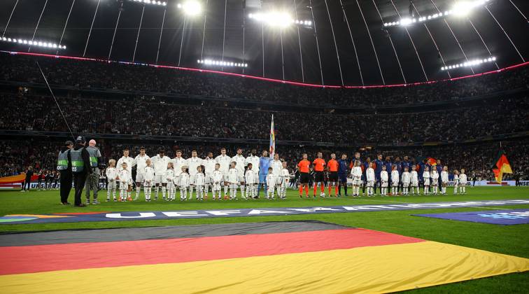 BAU 14.10..2024 München Fußball Länderspiel Deutschland vs. Niederlande, Feature, die Mannschaften bei der Nationalhymne