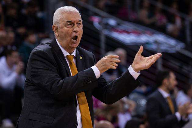 Basketball Champions League, Telekom Baskets Bonn vs. AEK Betsson BC, 15.10.2024 Dragan Sakola (Headcoach AEK Bettson Athen) ist ungehalten -- Basketball Champions League, Telekom Baskets Bonn vs. AEK Betsson BC, 15.10.2024, Telekom Dome, Bonn Copyright: xBEAUTIFULxSPORTS Derixx