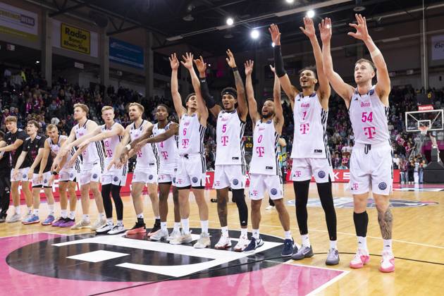 Bilder des Jahres 2024, Sport 10 Oktober Sport Themen der Woche KW42 Jubel nach dem Sieg, v.r.n.l. Thomas KENNEDY (BON 54), Jonathan BAEHRE (BÄHRE) (BON 1), Darius MCGHEE (BON 0), Rivaldo SOARES (BON 5), Angelo ALLEGRI (BON 6), Phlandrous FLEMING JR. (BON 4), Till PAPE (BON 19), Bodie HUME (BON 13), Lars THIEMANN (BON 21) und Sam GRIESEL (BON 2), Freude, Lachen. Endstand 93:74, Basketball Champions League Telekom Baskets Bonn-AEK Besson BC Athen BONN vs AEK Regular Season Gruppe E, im T E L E K O M D O M E, am 15.10.2024 Â