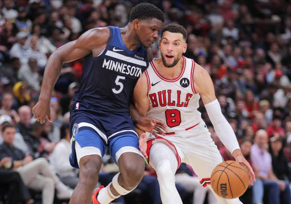 Bilder des Jahres 2024, Sport 10 Oktober Sport Themen der Woche KW42 Sport Bilder des Tages CHICAGO, IL - OCTOBER 16: Minnesota Timberwolves guard Anthony Edwards (5) guards Chicago Bulls guard Zach LaVine (8) during the second half of a preseason game on October 16, 2024 at the United Center in Chicago, Illinois. (Photo by Melissa Tamez Icon Sportswire) NBA, Basketball Herren, USA OCT 16 Preseason Timberwolves at Bulls EDITORIAL USE ONLY Icon24101629