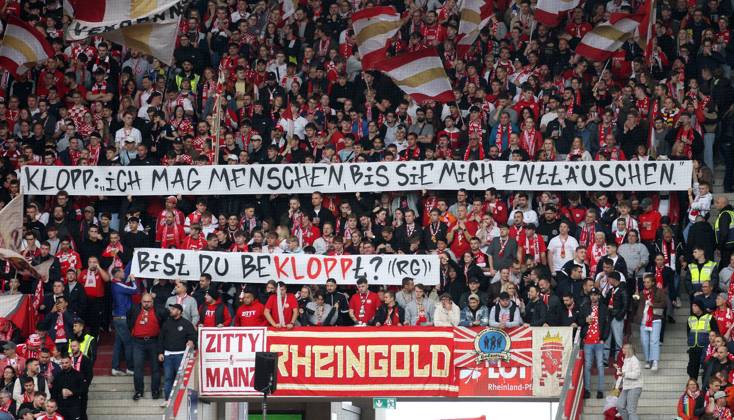 Bilder des Jahres 2024, Sport 10 Oktober Sport Themen der Woche KW42 Sport Bilder des Tages Banner der Mainz ß5 Fans gegen Jürgen Klopp 19.10.2024, Fußball, 1. Bundesliga, 1. FSV Mainz 05 - RB Leipzig, 7. Spieltag, Saison 2024 25, MEWA Arena, Mainz, Deutschland, zmdz, ** DFB & DFL regulations prohibit any use of photographs as image sequences and or quasi-video. ** 1. FSV Mainz 05 - RB Leipzig