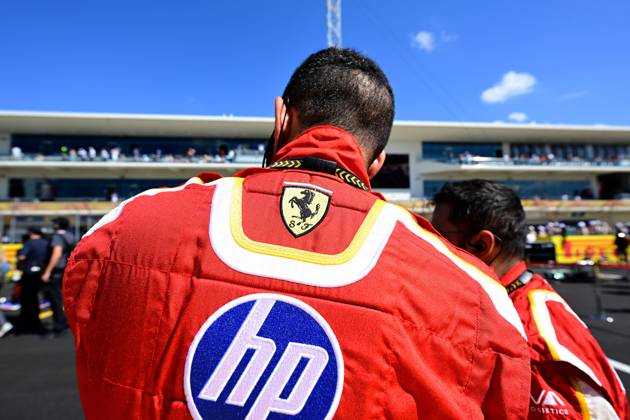 19.10.2024, xrarjax, Motorsport FIA Formel 1, Großer Preis der USA 2024 emspor, v.l. Sprint Rennen Ferrari Mechaniker HP Logo (FIA REGULATIONS PROHIBIT ANY USE OF PHOTOGRAPHS as IMAGE SEQUENCES and or QUASI-VIDEO) Austin