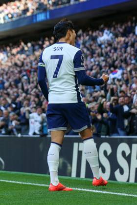 Tottenham Hotspur FC v West Ham United FC Heung-Min Son of Tottenham Hotspur scores a GOAL 4-1 and celebrates during the Tottenham Hotspur FC v West Ham United FC English Premier League match at the Tottenham Hotspur Stadium, London, England, United Kingdom on 19 October 2024 Editorial use only. All images are copyright Every Second Media Limited. No images may be reproduced without prior permission. All rights reserved. Premier League and Football League images are subject to licensing agreements with Football DataCo Limited. see https: www.football-dataco.com Copyright: xIMAGO EveryxSecondxMediax ESM-1174-0053