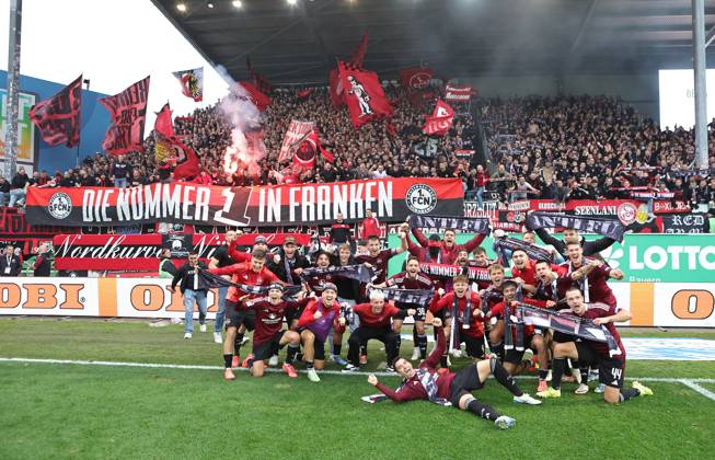 Bilder des Jahres 2024, Sport 10 Oktober Sport Themen der Woche KW42 Sport Bilder des Tages 20.10.2024 - Fussball - Saison 2024 2025 - 2. Fussball - Bundesliga - 09. Spieltag: SpVgg Greuther Fürth ( Kleeblatt ) - 1. FC Nürnberg FCN ( Club ) Derby Frankenderby - Sportfoto Zink DaMa - xdaxmax - DFL regulations prohibit any use of photographs as image sequences and or quasi-video - only for editorial use - Jubel Freude nach Spielende - Mannschaft Team des FCN feiert mit Clubfan Clubfans FCN-Fans Fans - Mannschaftsbild Teambild Jubelbild