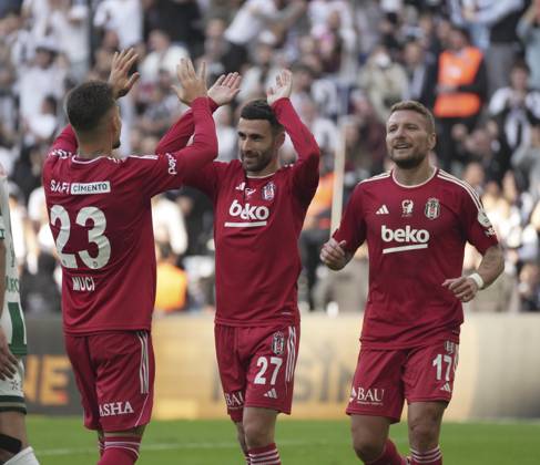Rafa Silva (27) of Besiktas celebrates after scoring the second goal of his team with teammates during the Turkish Super League match between Besiktas and Konyaspor at Tupras Stadium on October 20, 2024 in Istanbul, Turkey. Istanbul Turkey Copyright: xSeskimphotox Besiktas-Konyaspor-201024 (79)
