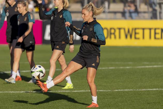 Öffentliches Training DFB Frauen Nationalmannschaft, 21.10.2024 Linda Dallmann (Deutsche Frauen Fussball Nationalmannschaft) am Ball, Training DFB Frauen Nationalteam, Frankfurt, Stadion am Brentanobad, 21.10.2024 Copyright: xBEAUTIFULxSPORTS Gawlikx