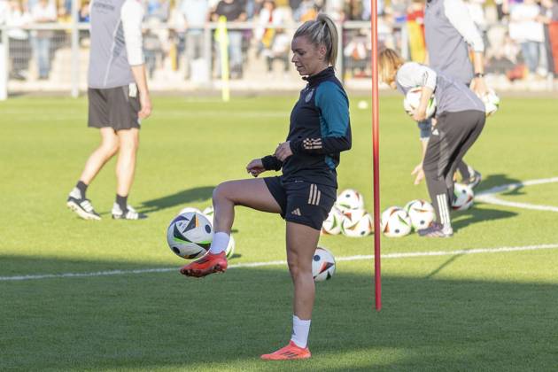 Öffentliches Training DFB Frauen Nationalmannschaft, 21.10.2024 Linda Dallmann (Deutsche Frauen Fussball Nationalmannschaft) am Ball, Training DFB Frauen Nationalteam, Frankfurt, Stadion am Brentanobad, 21.10.2024 Copyright: xBEAUTIFULxSPORTS Gawlikx