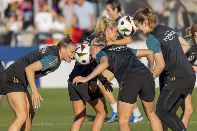 Öffentliches Training DFB Frauen Nationalmannschaft, 21.10.2024 Selina Cerci (Deutsche Frauen Fussball Nationalmannschaft) & Pia-Sophie Wolter (Deutsche Frauen Fussball Nationalmannschaft) & Linda Dallmann (Deutsche Frauen Fussball Nationalmannschaft) & Stina Johannes (Deutsche Frauen Fussball Nationalmannschaft), Training DFB Frauen Nationalteam, Frankfurt, Stadion am Brentanobad, 21.10.2024 Copyright: xBEAUTIFULxSPORTS Gawlikx