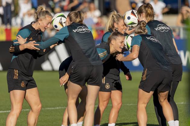 Öffentliches Training DFB Frauen Nationalmannschaft, 21.10.2024 Lea Schüller (Deutsche Frauen Fussball Nationalmannschaft) & Selina Cerci (Deutsche Frauen Fussball Nationalmannschaft) & Pia-Sophie Wolter (Deutsche Frauen Fussball Nationalmannschaft) & Linda Dallmann (Deutsche Frauen Fussball Nationalmannschaft) & Stina Johannes (Deutsche Frauen Fussball Nationalmannschaft), Training DFB Frauen Nationalteam, Frankfurt, Stadion am Brentanobad, 21.10.2024 Copyright: xBEAUTIFULxSPORTS Gawlikx