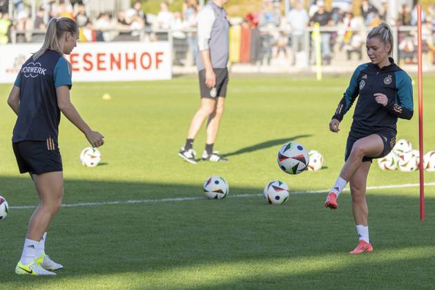 Öffentliches Training DFB Frauen Nationalmannschaft, 21.10.2024 Linda Dallmann (Deutsche Frauen Fussball Nationalmannschaft) am Ball & Klara Bühl (Deutsche Frauen Fussball Nationalmannschaft), Training DFB Frauen Nationalteam, Frankfurt, Stadion am Brentanobad, 21.10.2024 Copyright: xBEAUTIFULxSPORTS Gawlikx