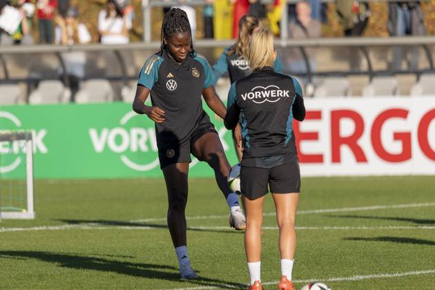 Öffentliches Training DFB Frauen Nationalmannschaft, 21.10.2024 Nicole Anyomi (Deutsche Frauen Fussball Nationalmannschaft) & Linda Dallmann (Deutsche Frauen Fussball Nationalmannschaft), Training DFB Frauen Nationalteam, Frankfurt, Stadion am Brentanobad, 21.10.2024 Copyright: xBEAUTIFULxSPORTS Gawlikx
