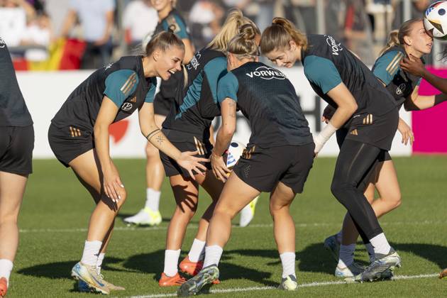 Öffentliches Training DFB Frauen Nationalmannschaft, 21.10.2024 Selina Cerci (Deutsche Frauen Fussball Nationalmannschaft) & Pia-Sophie Wolter (Deutsche Frauen Fussball Nationalmannschaft) & Linda Dallmann (Deutsche Frauen Fussball Nationalmannschaft) & Stina Johannes (Deutsche Frauen Fussball Nationalmannschaft), Training DFB Frauen Nationalteam, Frankfurt, Stadion am Brentanobad, 21.10.2024 Copyright: xBEAUTIFULxSPORTS Gawlikx