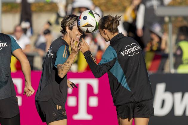 Öffentliches Training DFB Frauen Nationalmannschaft, 21.10.2024 Sara Doorsoun (Deutsche Frauen Fussball Nationalmannschaft) & Felicitas Rauch (Deutsche Frauen Fussball Nationalmannschaft), Training DFB Frauen Nationalteam, Frankfurt, Stadion am Brentanobad, 21.10.2024 Copyright: xBEAUTIFULxSPORTS Gawlikx