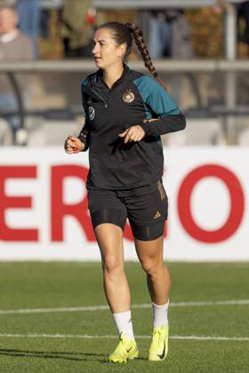 Öffentliches Training DFB Frauen Nationalmannschaft, 21.10.2024 Sara Däbritz (Deutsche Frauen Fussball Nationalmannschaft), Freisteller, Portrait Porträt, Training DFB Frauen Nationalteam, Frankfurt, Stadion am Brentanobad, 21.10.2024 Copyright: xBEAUTIFULxSPORTS Gawlikx