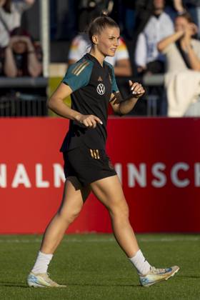 Öffentliches Training DFB Frauen Nationalmannschaft, 21.10.2024 Selina Cerci (Deutsche Frauen Fussball Nationalmannschaft), Freisteller, Portrait Porträt, Training DFB Frauen Nationalteam, Frankfurt, Stadion am Brentanobad, 21.10.2024 Copyright: xBEAUTIFULxSPORTS Gawlikx