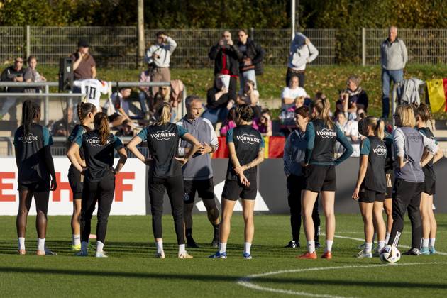 Öffentliches Training DFB Frauen Nationalmannschaft, 21.10.2024 Christian Wück (Bundestrainer Frauen Fussball Nationallmannschaft) bei einer Ansprache, Training DFB Frauen Nationalteam, Frankfurt, Stadion am Brentanobad, 21.10.2024 Copyright: xBEAUTIFULxSPORTS Gawlikx