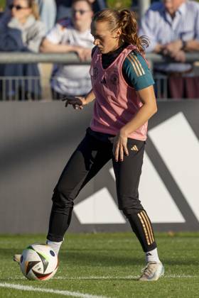Öffentliches Training DFB Frauen Nationalmannschaft, 21.10.2024 Lisann Gräwe (Deutsche Frauen Fussball Nationalmannschaft) am Ball, Freisteller, Portrait Porträt, Training DFB Frauen Nationalteam, Frankfurt, Stadion am Brentanobad, 21.10.2024 Copyright: xBEAUTIFULxSPORTS Gawlikx
