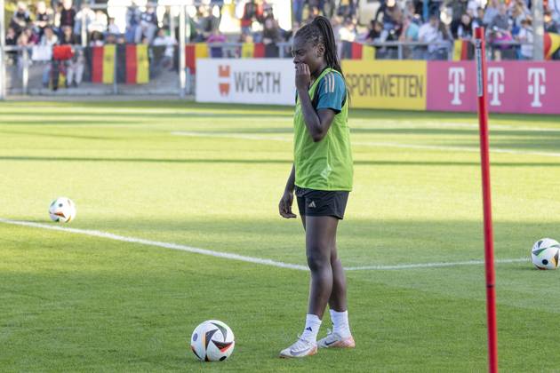 Öffentliches Training DFB Frauen Nationalmannschaft, 21.10.2024 Nicole Anyomi (Deutsche Frauen Fussball Nationalmannschaft) am Ball, Freisteller, Portrait Porträt, Training DFB Frauen Nationalteam, Frankfurt, Stadion am Brentanobad, 21.10.2024 Copyright: xBEAUTIFULxSPORTS Gawlikx