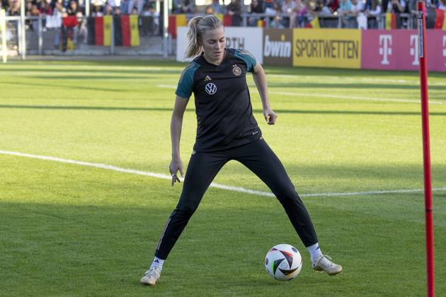 Öffentliches Training DFB Frauen Nationalmannschaft, 21.10.2024 Laura Freigang (Deutsche Frauen Fussball Nationalmannschaft) am Ball, Freisteller, Portrait Porträt, Training DFB Frauen Nationalteam, Frankfurt, Stadion am Brentanobad, 21.10.2024 Copyright: xBEAUTIFULxSPORTS Gawlikx