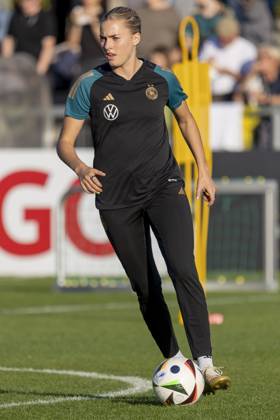 Öffentliches Training DFB Frauen Nationalmannschaft, 21.10.2024 Laura Freigang (Deutsche Frauen Fussball Nationalmannschaft) am Ball, Freisteller, Portrait Porträt, Training DFB Frauen Nationalteam, Frankfurt, Stadion am Brentanobad, 21.10.2024 Copyright: xBEAUTIFULxSPORTS Gawlikx