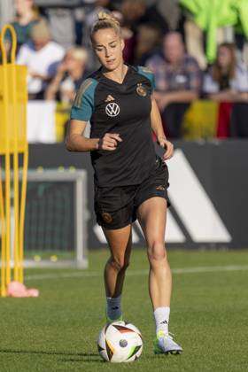 Öffentliches Training DFB Frauen Nationalmannschaft, 21.10.2024 Giulia Gwinn (Deutsche Frauen Fussball Nationalmannschaft) am Ball, Freisteller, Portrait Porträt, Training DFB Frauen Nationalteam, Frankfurt, Stadion am Brentanobad, 21.10.2024 Copyright: xBEAUTIFULxSPORTS Gawlikx