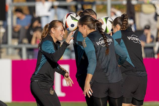Öffentliches Training DFB Frauen Nationalmannschaft, 21.10.2024 Lisann Gräwe (Deutsche Frauen Fussball Nationalmannschaft) & Maria Luisa Grohs (Deutsche Frauen Fussball Nationalmannschaft), Training DFB Frauen Nationalteam, Frankfurt, Stadion am Brentanobad, 21.10.2024 Copyright: xBEAUTIFULxSPORTS Gawlikx