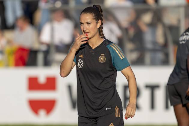 Öffentliches Training DFB Frauen Nationalmannschaft, 21.10.2024 Sara Däbritz (Deutsche Frauen Fussball Nationalmannschaft), Freisteller, Portrait Porträt, Training DFB Frauen Nationalteam, Frankfurt, Stadion am Brentanobad, 21.10.2024 Copyright: xBEAUTIFULxSPORTS Gawlikx
