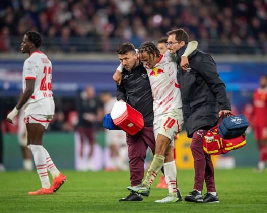 Fussball, Herren, Saison 2024 2025, Champions League (Ligaphase, 3. Spieltag), RB Leipzig - FC Liverpool, v.l. Castello Lukeba (RB Leipzig), Verletzung Xavi Simons (RB Leipzig), 23.10.2024, Copyright: xSebastianxRäppold MatthiasxKochx