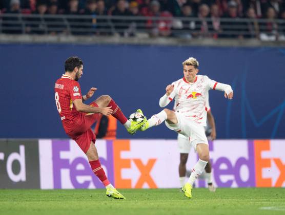 Fussball, Herren, Saison 2024 2025, Champions League (Ligaphase, 3. Spieltag), RB Leipzig - FC Liverpool, v.l. Dominik Szoboszlai (FC Liverpool), Eljif Elmas (RB Leipzig), 23.10.2024, Copyright: xSebastianxRäppold MatthiasxKochx