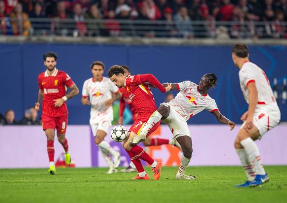 Fussball, Herren, Saison 2024 2025, Champions League (Ligaphase, 3. Spieltag), RB Leipzig - FC Liverpool, v.l. Curtis Jones (FC Liverpool), Rani Khedira (1. FC Union Berlin), 23.10.2024, Copyright: xSebastianxRäppold MatthiasxKochx
