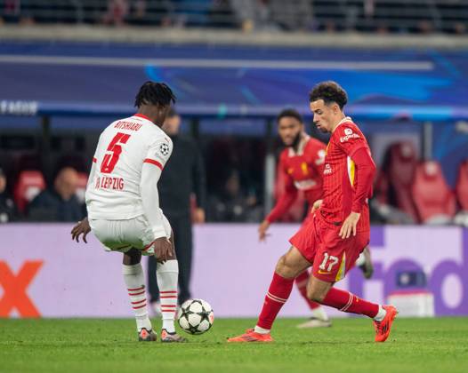 Fussball, Herren, Saison 2024 2025, Champions League (Ligaphase, 3. Spieltag), RB Leipzig - FC Liverpool, v.l. El Chadaille Bitshiabu (RB Leipzig), Curtis Jones (FC Liverpool), 23.10.2024, Copyright: xSebastianxRäppold MatthiasxKochx
