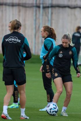 Hounslow , England 24. Oktober 2024: Fußball-Frauen-Nationalmannschaft - Länderspiel Abschlusstraining - Deutschland Im Bild: v.li. Sydney Lohmann (Deutschland) und Elisa Senß Senss (Deutschland) TSG Elite Training Centre Copyright: xFotostandx xFantinix