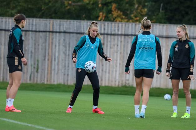 Hounslow , England 24. Oktober 2024: Fußball-Frauen-Nationalmannschaft - Länderspiel Abschlusstraining - Deutschland Im Bild: v.li. Giovanna Hoffmann (Deutschland), Vivien Endemann (Deutschland), Selina Cerci (Deutschland) und Janina Minge (Deutschland) TSG Elite Training Centre Copyright: xFotostandx xFantinix