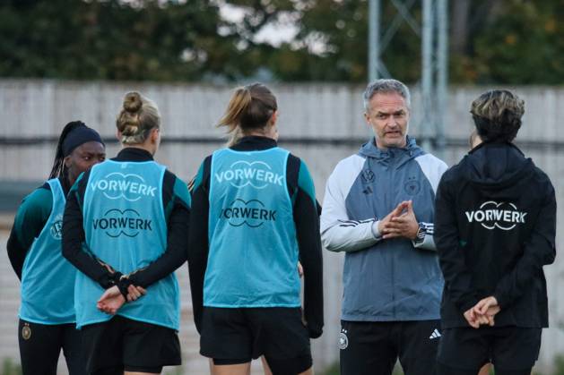 Hounslow , England 24. Oktober 2024: Fußball-Frauen-Nationalmannschaft - Länderspiel Abschlusstraining - Deutschland Im Bild: Cheftrainer Christian Wück Wueck (Deutschland), von rechts der Zweite, in einer Besprechung mit dem Team auf dem Spielfeld TSG Elite Training Centre Copyright: xFotostandx xFantinix