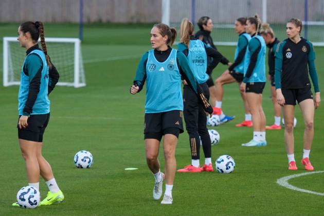 Hounslow , England 24. Oktober 2024: Fußball-Frauen-Nationalmannschaft - Länderspiel Abschlusstraining - Deutschland Im Bild: v.li. die Zweite Sydney Lohmann (Deutschland) TSG Elite Training Centre Copyright: xFotostandx xFantinix