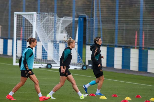 Hounslow , England 24. Oktober 2024: Fußball-Frauen-Nationalmannschaft - Länderspiel Abschlusstraining - Deutschland Im Bild: v.li. Felicitas Rauch (Deutschland), Giulia Gwinn (Deutschland) und Sara Doorsoun (Deutschland) TSG Elite Training Centre Copyright: xFotostandx xFantinix