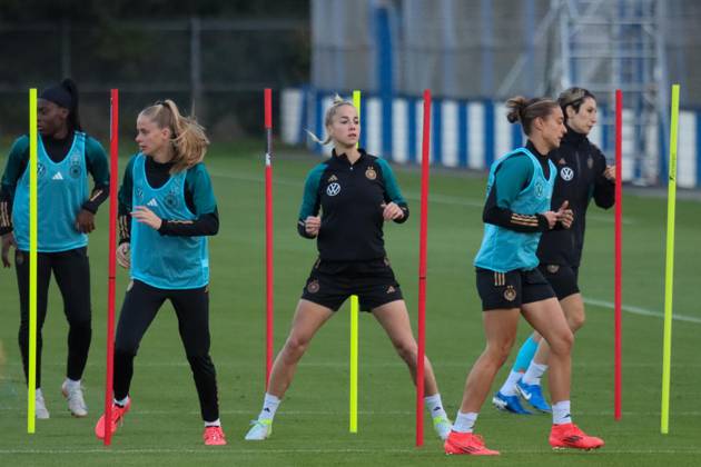 Hounslow , England 24. Oktober 2024: Fußball-Frauen-Nationalmannschaft - Länderspiel Abschlusstraining - Deutschland Im Bild: v.li. Nicole Anyomi (Deutschland), Vivien Endemann (Deutschland), Giulia Gwinn (Deutschland). Felicitas Rauch (Deutschland) und Sara Doorsoun (Deutschland) TSG Elite Training Centre Copyright: xFotostandx xFantinix