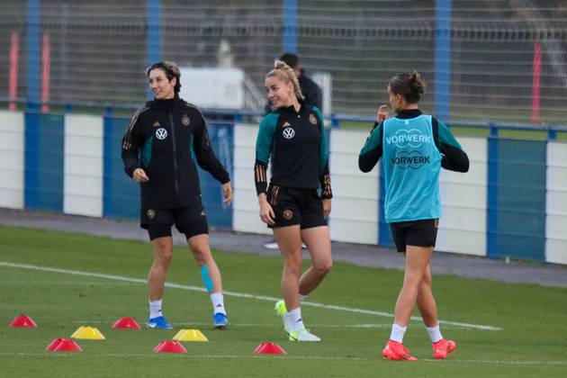 Hounslow , England 24. Oktober 2024: Fußball-Frauen-Nationalmannschaft - Länderspiel Abschlusstraining - Deutschland Im Bild: v.li. Sara Doorsoun (Deutschland) und Giulia Gwinn (Deutschland) TSG Elite Training Centre Copyright: xFotostandx xFantinix