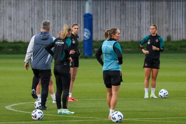 Hounslow , England 24. Oktober 2024: Fußball-Frauen-Nationalmannschaft - Länderspiel Abschlusstraining - Deutschland Im Bild: v.li. Cheftrainer Christian Wück Wueck (Deutschland) mit Sarai Linder (Deutschland), Jule Brand (Deutschland)), Sydney Lohmann (Deutschland) und Klara Bühl Buehl (Deutschland) TSG Elite Training Centre Copyright: xFotostandx xFantinix