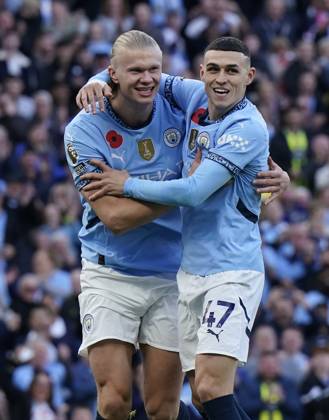 Manchester, England, 26th October 2024. Erling Haaland of Manchester City (L) celebrates after scoring with Phil Foden of Manchester City during the Premier League match at the Etihad Stadium, Manchester. Picture credit should read: Andrew Yates Sportimage EDITORIAL USE ONLY. No use with unauthorised audio, video, data, fixture lists, club league logos or live services. Online in-match use limited to 120 images, no video emulation. No use in betting, games or single club league player publications. SPI-3411-0046
