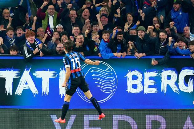 Atalanta s Marten de Roon celebrates after scoring 1-0 during the Serie A soccer match between Atalanta and Hellas Verona at the Gewiss Stadium in Bergamo , north Italy - Saturday , October 26 , 2024. - Soccer . Copyright: xSpada LaPressex