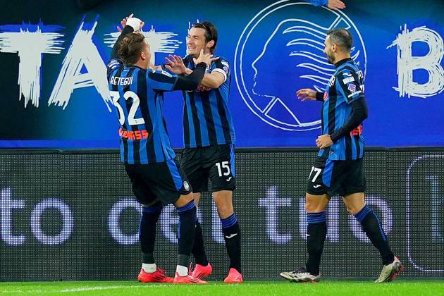 Atalanta s Marten de Roon celebrates after scoring 1-0 during the Serie A soccer match between Atalanta and Hellas Verona at the Gewiss Stadium in Bergamo , north Italy - Saturday , October 26 , 2024. - Soccer . Copyright: xSpada LaPressex