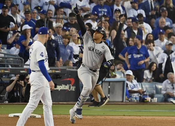 New York Yankees Juan Soto runs the bases after hitting a solo home run in the third inning against the Los Angeles Dodgers in game two of the MLB, Baseball Herren, USA World Series at Dodger Stadium on Saturday, October 26, 2024.  LAP20241026807 JIMxRUYMEN