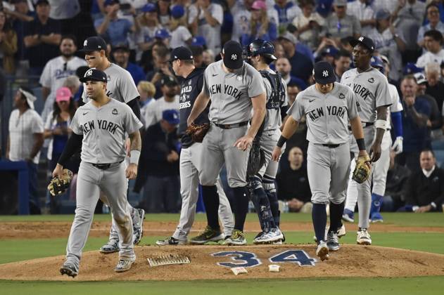 New York Yankees hold a mound meeting with starting pitcher Carlos Rodon after Rodon gave up three runs in the third inning against the Los Angeles Dodgers in game two of the MLB, Baseball Herren, USA World Series at Dodger Stadium on Saturday, October 26, 2024.  LAP20241026815 JIMxRUYMEN