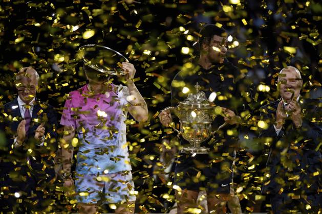 Bilder des Jahres 2024, Sport 10 Oktober Sport Themen der Woche KW43 Sport Bilder des Tages 27th October 2024; St. Jakobshalle, Basel, Switzerland; ATP, Tennis Herren 500 Swiss Indoors Basel Tennis, Day 7; Giovanni Mpetshi Perricard (FRA) and Ben Shelton (USA) duck from the confetti during the trophy ceremony after the final  ActionPlus12709413 DavidxEmm
