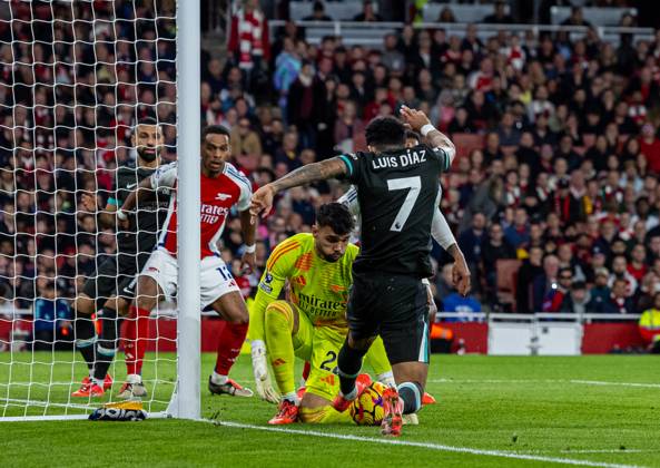 Football - FA Premier League - Arsenal FC v Liverpool FC LONDON, ENGLAND - Sunday, October 27, 2024: Liverpool s Luis Diaz is denied by Arsenal s goalkeeper David Raya during the FA Premier League match between Arsenal FC and Liverpool FC at the Emirates Stadium. (Photo by David Rawcliffe Propaganda) LONDON Emirates Stadium GREATER LONDON ENGLAND Copyright: xDavidxRawcliffex P2024-10-27-Arsenal_Liverpool-52