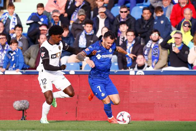 October 27, 2024, Getafe, Madrid, SPAIN: Thierry Correia of Valencia and Alex Sola of Getafe CF in action during the Spanish League, LaLiga EA Sports, football match played between Getafe CF and Valencia CF at Coliseum de Getafe stadium on October 27, 2024, in Getafe, Spain. Getafe SPAIN - ZUMAa181 20241027_zaa_a181_167 Copyright: xDennisxAgyemanx